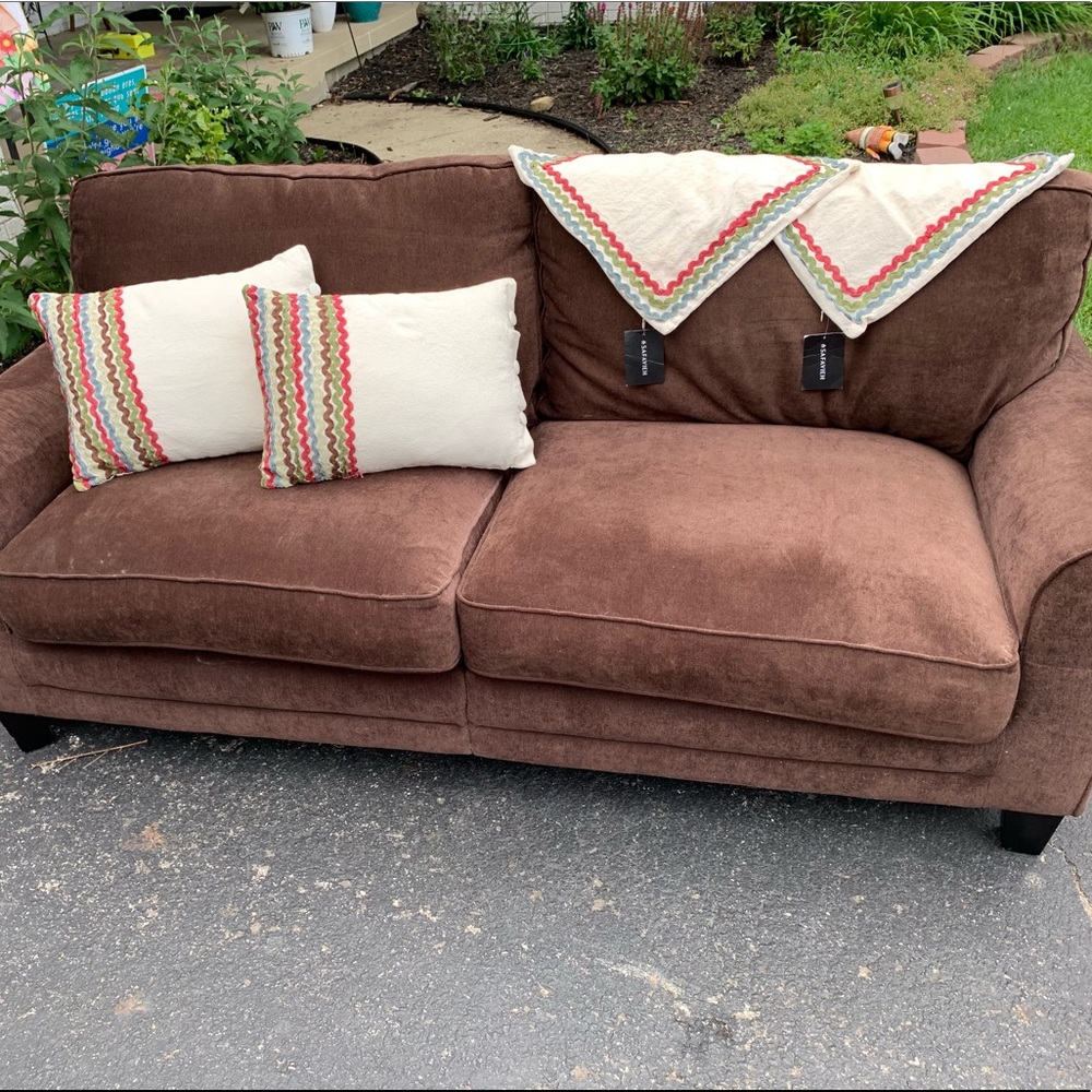 Four matching Safavieh pillow/pilowcases